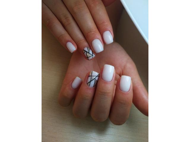 Manichiura cu gel-lac - 200 lei. Pedichiura cu gel-lac - 300 lei.Salon.