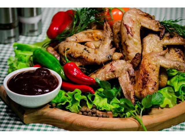 Профессиональный мангальщик на выезд. Вкусный шашлык и овощи.