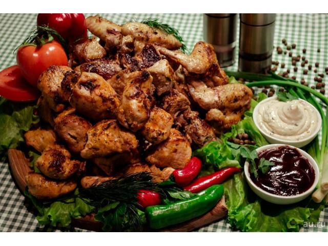 Профессиональный мангальщик на выезд. Вкусный шашлык и овощи.