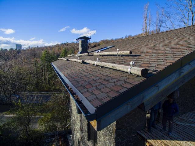 Профессиональный мангальщик на выезд. Вкусный шашлык и овощи.