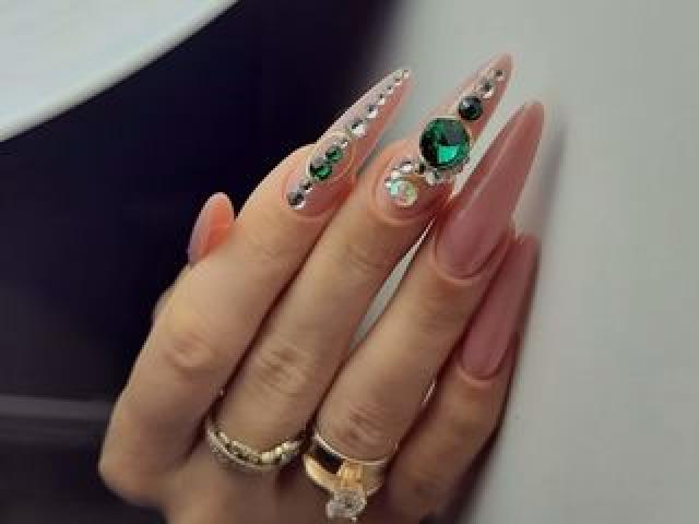 Профессиональное наращивание ногтей, дизайн, коррекция, аппаратный маникюр.