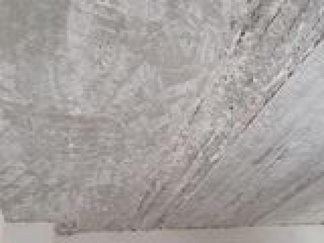 Зачистка потолков и стен от старой штукатурки и краски .