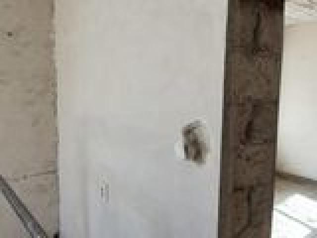 Зачистка потолков и стен от старой штукатурки и краски .