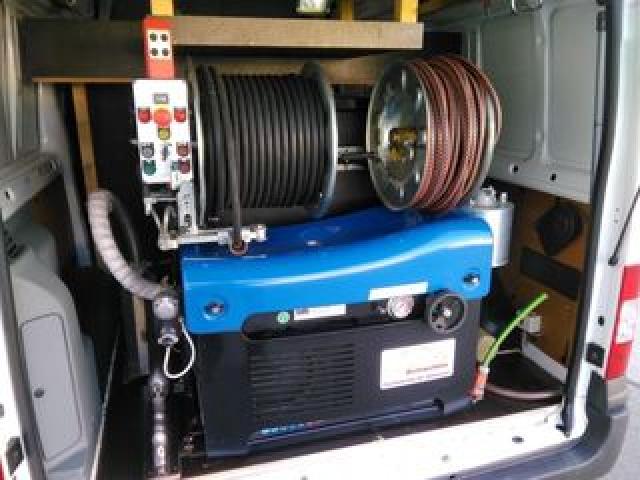 Профессиональным оборудованием.