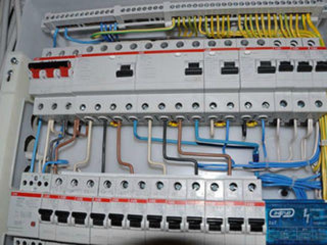 Электрик. Работаем и по перечислению. Замена электропроводки. Люстры. Освещение. Автомат. Розетки.