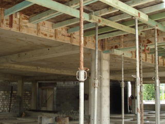 Аренда: стойки телескопические, брус, фанера ламинированная, опалубка перекрытий в комплекте.