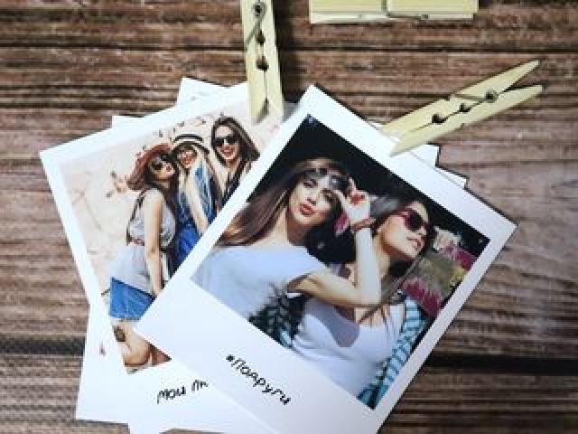 Печать фотографий в стиле Polaroid .