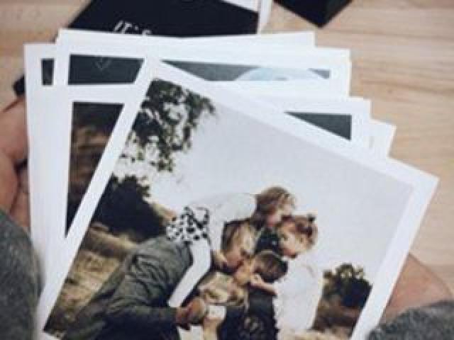 Печать фотографий в стиле Polaroid .