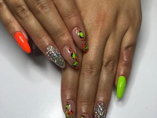 Наращивание ногтей .