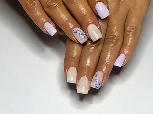 Наращивание ногтей .