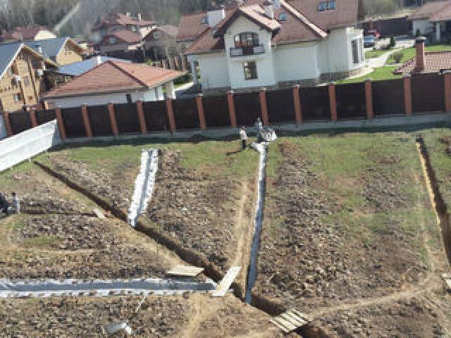 Капаем в ручную ямы, траншеи.