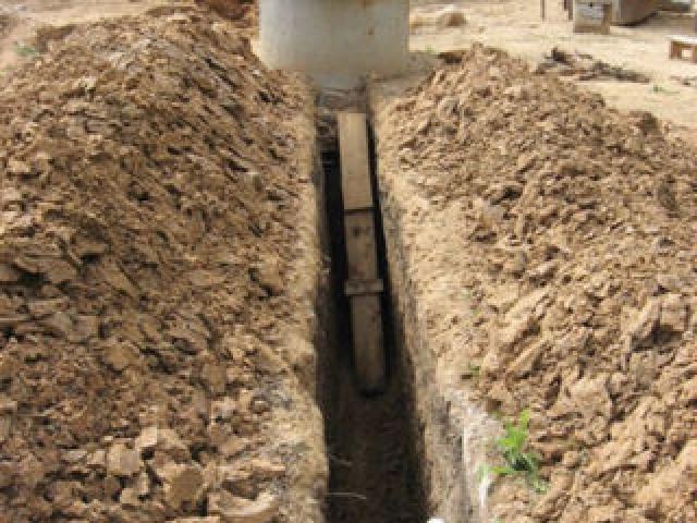 Капаем в ручную ямы, траншеи.