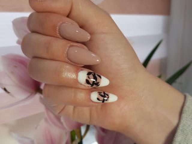 Наращивание ногтей : коррекция ;лак-гель чеканы .