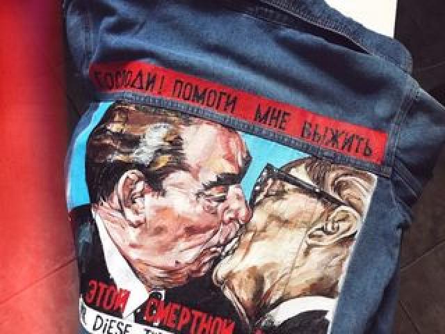 Рисунки на джинсовых куртках .
