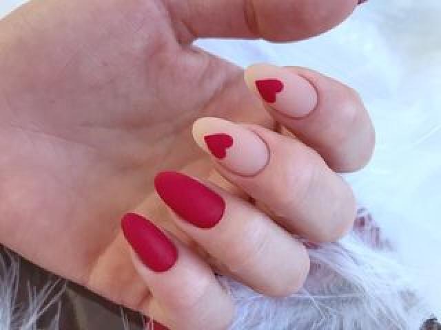 Ногтевой сервис (аппаратный и медицинский маникюр и педикюр) в салоне красоты Sevira.