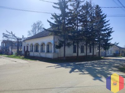 Коммерческое здание в центре города Единец