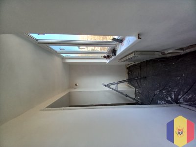 Indeplinesc lucrari de interior