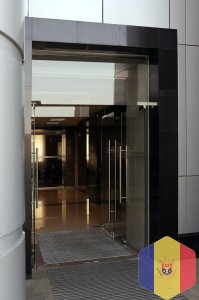 Цельностеклянные перегородки,витрины и двери. Под заказ.