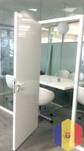 Цельностеклянные перегородки,витрины и двери. Под заказ.