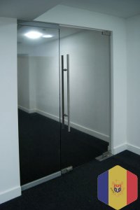 Цельностеклянные перегородки,витрины и двери. Под заказ.