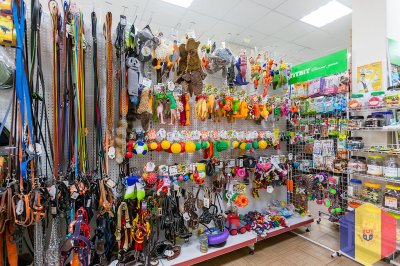 Ветеринарная клиника, аптека и зоомагазин.