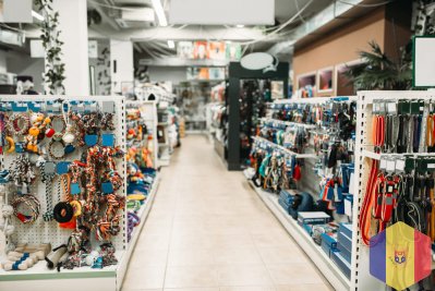 Ветеринарная клиника, аптека и зоомагазин.