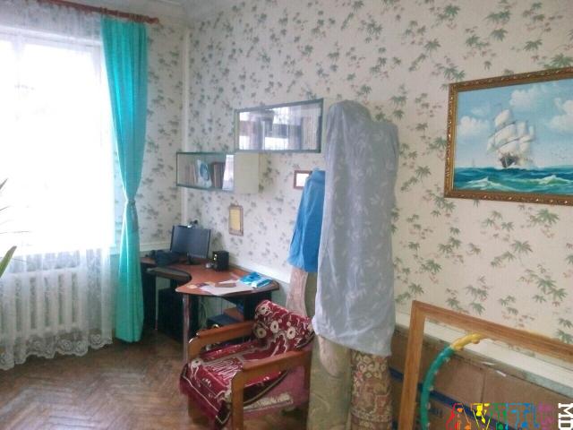 Продам очень уютную,теплую,ухоженную,свою 2х ком. квартиру-сталинку в центре Кишинева