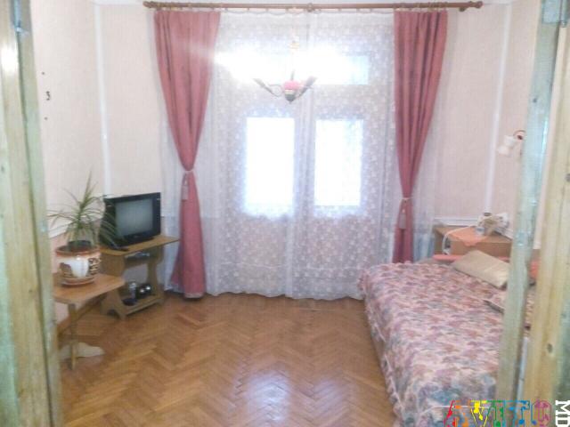 Продам очень уютную,теплую,ухоженную,свою 2х ком. квартиру-сталинку в центре Кишинева